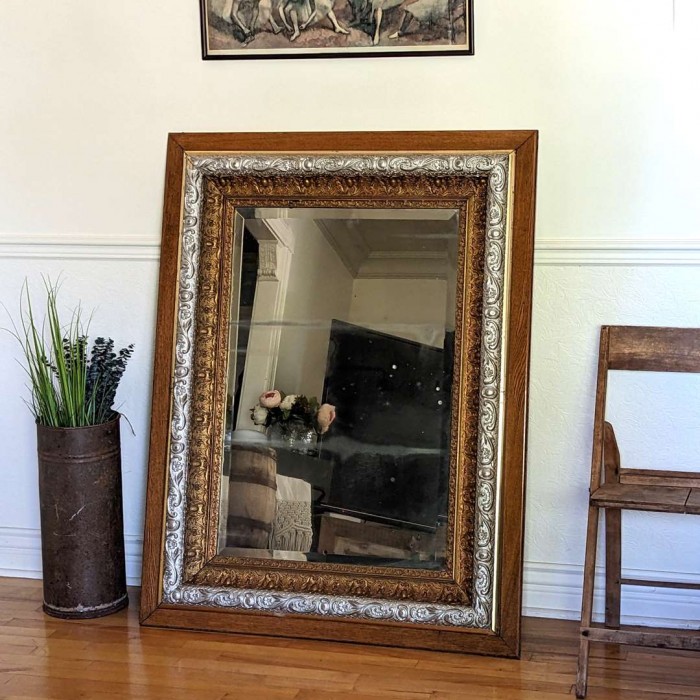  Grand miroir antique en bois orné